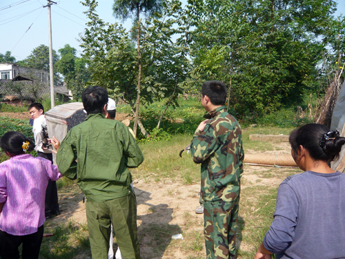 推着打谷机，准备打谷去