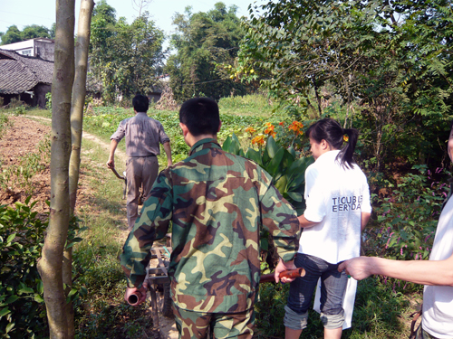 推着独轮车，前往目的地